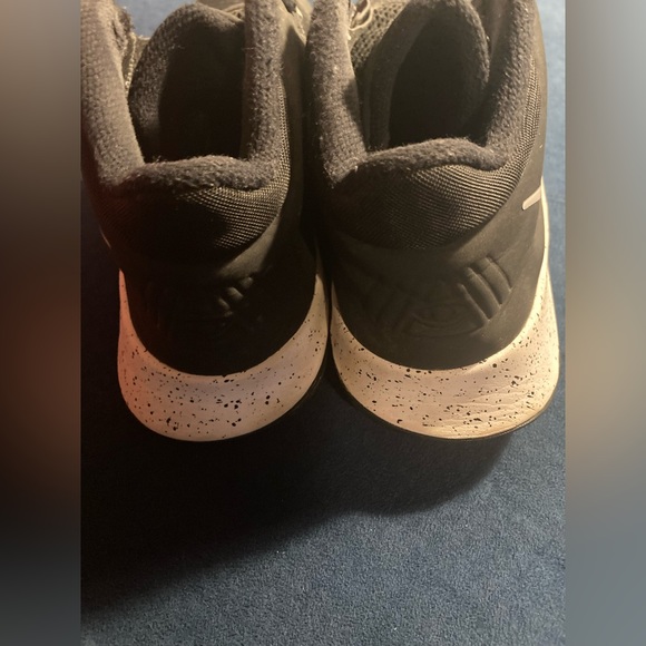 Boys Nike Kyrie Flytrap - size 6 - Picture 3 of 4